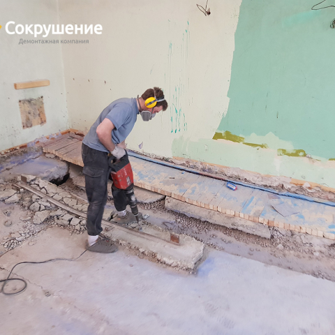 Демонтажные работы в действующем спортнивном зале